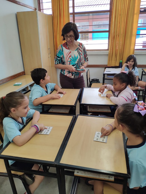 Marise é professora na Escola Estadual Duque de Caxias, em Belo Horizonte. Foto: Arquivo da Escola 