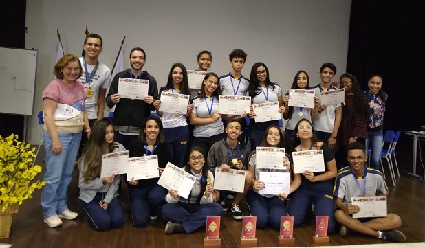 Equipe da E.E. Maurício Murgel conquistou quatro dos sete prêmios distribuídos na formatura do programa Miniempresa. Foto: Divulgação