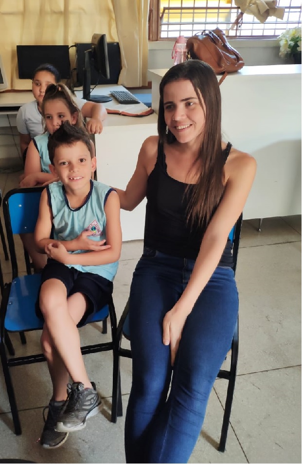 Heitor com a professora de apoio. Foto: Arquivo da Escola 