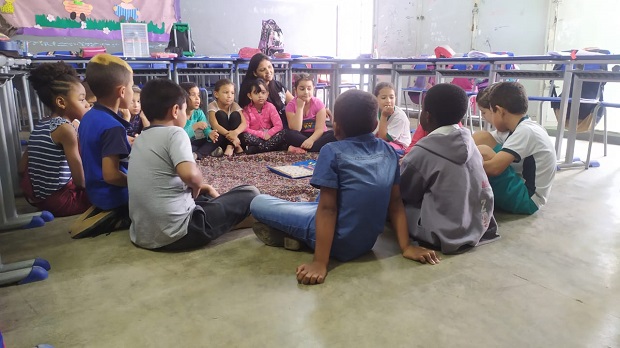 Nângela é professora alfabetizadora há dez anos. Foto: Arquivo da Escola 