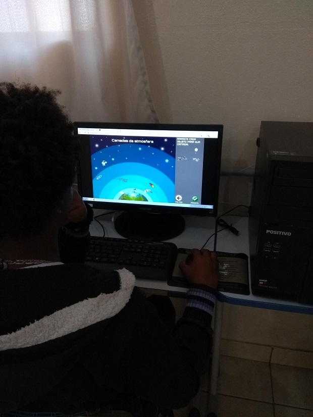 Estudantes utilizam celulares e os computadores do laboratório. Foto: Arquivo Pessoal