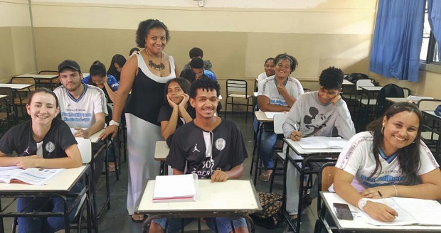Professora Daniele Cristine Ferreira Silva com seus alunos. Foto: Arquivo da Escola 