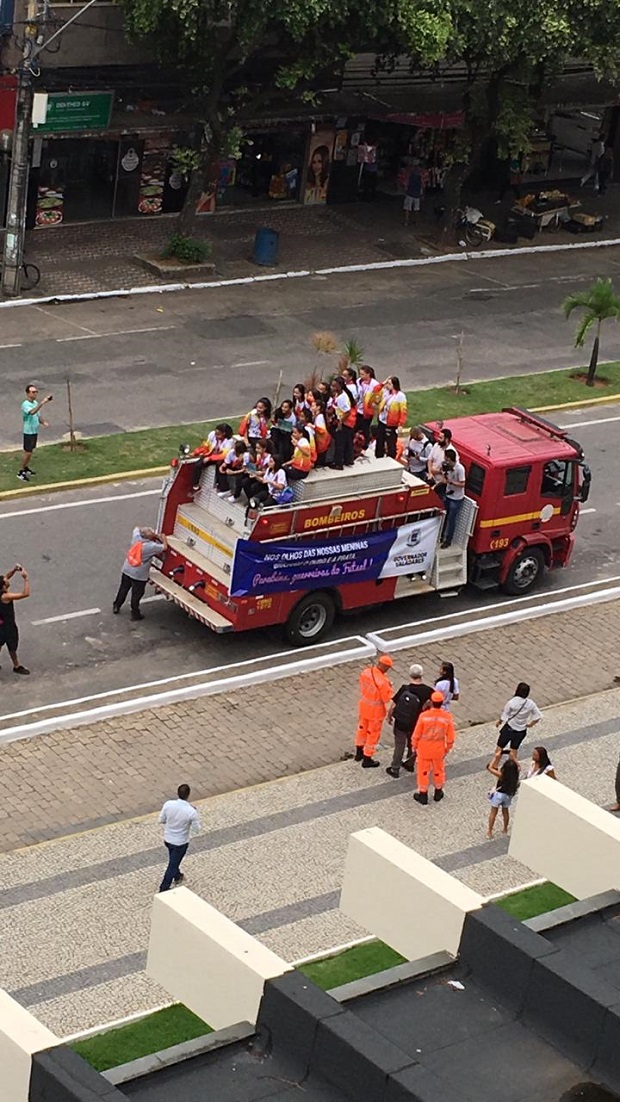 Ao retornarem dos jogas as medalhistas desfilaram em carro do Corpo de Bombeiros. Foto: Arquivo escola
