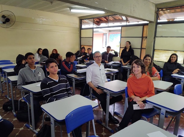 Governador Romeu Zema e secretária Julia Sant'Anna comversaram com alunos e professores  durante a visita. Foto: Marcelo Ernesto
