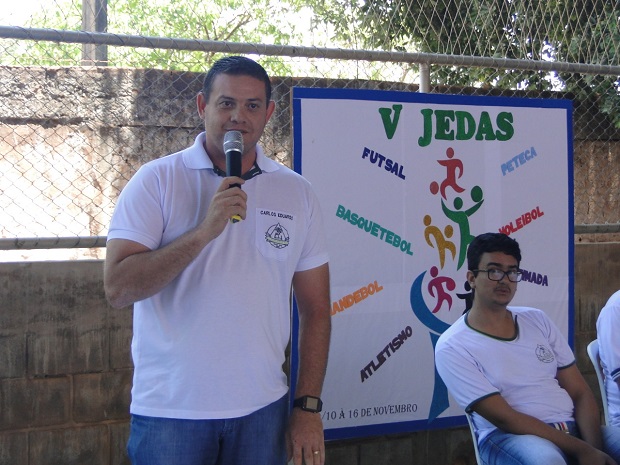 Carlos foi aluno da escola e hoje é diretor. Foto: Arquivo Pessoal