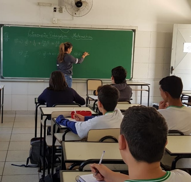 A professora Michele Cristina Silva Santiago está entre os educadores mineiros premiados. Foto: Arquivo Pessoal