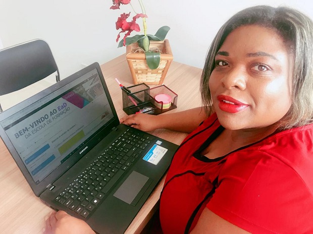 A professora Carla está entre os mais de 235 mil educadores que participaram das formações ofertadas pela SEE e Undime-MG. Foto: Arquivo Pessoal