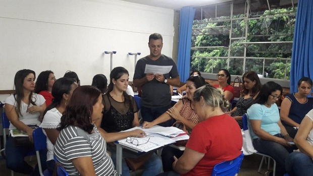 Equipe da Escola Estadual São Francisco de Assis reunida para discutir o CRMG. Foto: Arquivo da Escola