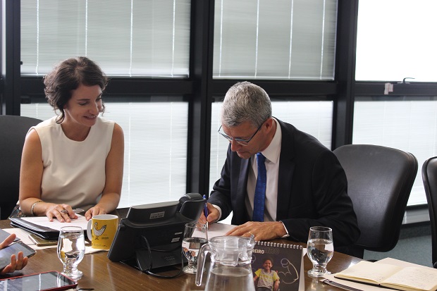 A secretária Julia Sant'Anna e o Conselheiro de Cooperação e Ação Cultural, Olivier Marcel Jean da Silva, assinaram o protocolo de intenções nesta terça-feira. Foto: Geanine Nogueira 