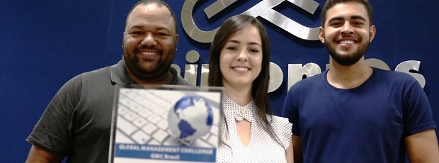 Estudantes foram premiados por ter a equipe com melhor desempenho nas estratégias de mercado; Foto: Andrey Librelon / Unimontes