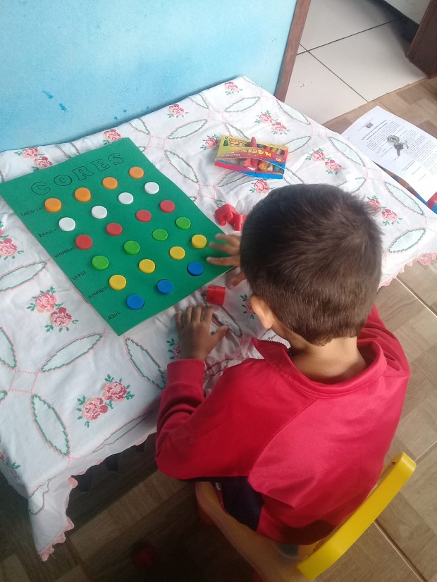 Renesson Souza de Jesus com seu material adaptado. Foto: Arquivo Pessoal