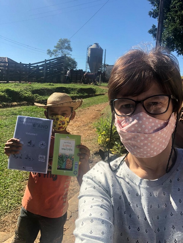 Diretora Alexcia Oliveira Basílio fazendo a entrega para os alunos da zona rural. Foto: Arquivo Pessoal