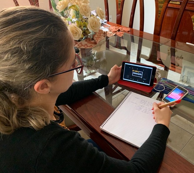 Camila Hespanha Almeida  é professora de ciências dos anos finais do ensino fundamental na Escola Estadual Padre João Botelho, em Belo Horizonte. Foto: Arquivo Pessoal
