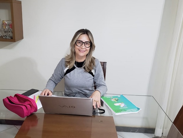 Graziela Faria Araújo Pires é professora dos anos iniciais da Escola Estadual Monsenhor Rocha, em Santa Bárbara do Leste. Foto: Arquivo Pessoal 