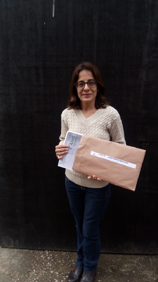 A diretora Jussara de Oliveira já entregou todos os PETs para os alunos. Foto: Arquivo Pessoal