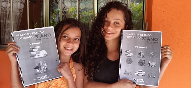 As irmãs Kelly e Joice, alunas da Escola Estadual Manoel Pedro Silva, localizada na comunidade quilombola de Nova Matrona, já estão com seus PETs. Foto: Arquivo Pessoal