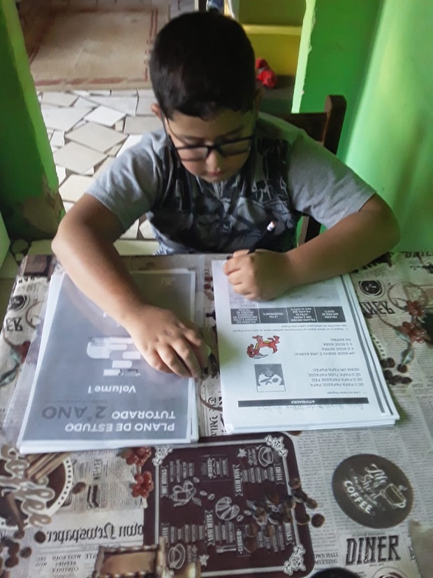 Luiz Augusto estudando no PET que recebeu da escola. Foto: Arquivo Pessoal