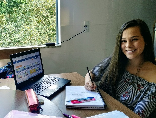 Aluna do 3º ano do ensino médio, Lorrane Poliana da Silveira acredita que o chat facilitou contato com professores. Foto: Arquivo pessoal