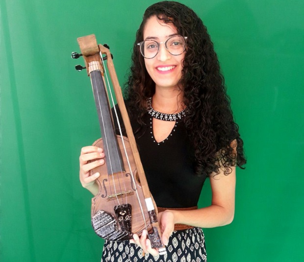 Professora Léia Bruzinga com o violino feito com materiais altenativos. Foto: Arquivo Pessoal