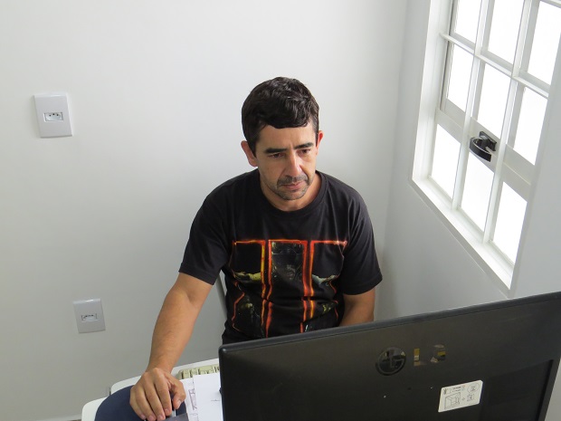 Vânio José de Oliveira, da Escola Estadual Cinira Carvalho, em Lavras, fala de Geografia para o alunos. Foto: Arquivo Pessoal