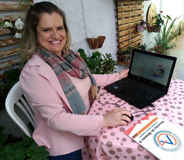 Professora de Língua Portuguesa, Claudinéia Santos Ferreira comemora utilização do chat. Foto: Arquivo pessoal