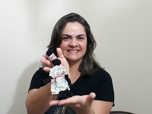 Professora Deisy Cota apresenta sua Boneca Abayomi. Foto: Arquivo Escola Estadual  Manoel Loureiro