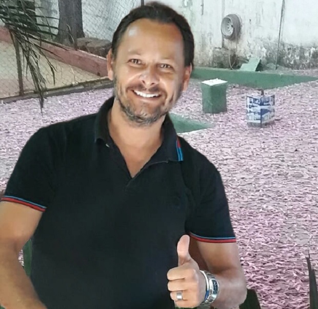 Tancredo Lins, professor e diretor da Escola Estadual Euzebio Dias, em BH, divulga informações em vídeos que ele produz