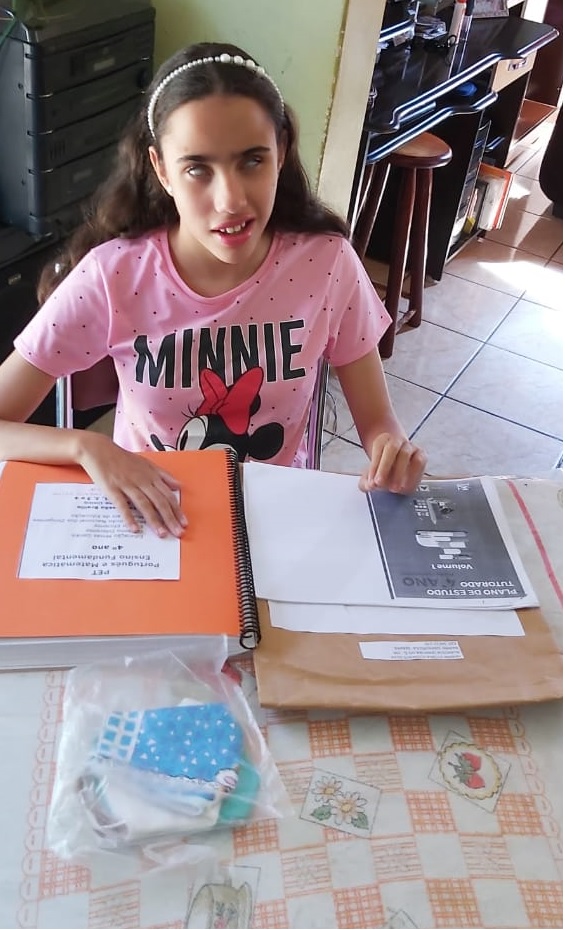 Yasmin recebeu, em sua casa, o PET em Braille. Foto: Arquivo Pessoal.