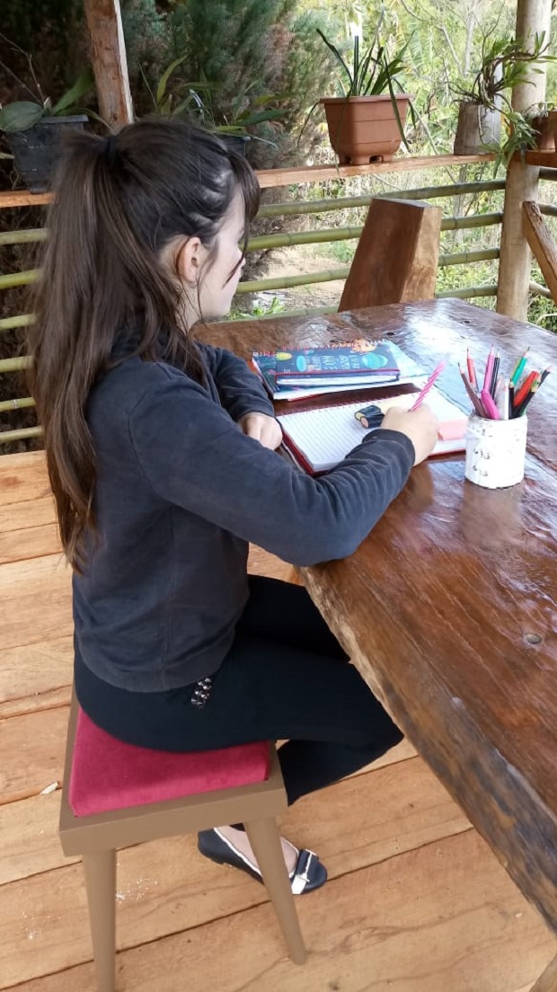 O cantinho de estudo da Sabrina ajuda na hora de resolver os exercícios do PET. Foto: Arquivo Pessoal