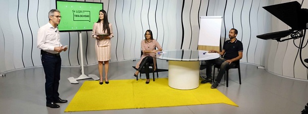 Zema chegou de surpresa ao estúdio da Rede Minas. Foto: Gil Leonardi / Imprensa MG