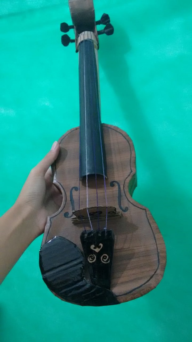 Violino feito com matérias alternativos. 