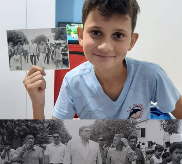 Aluno segura a foto do seu avô, prefeito da cidade, recebendo o então governador Newton Cardoso. Foto: reprodução/ Museu Venâncio