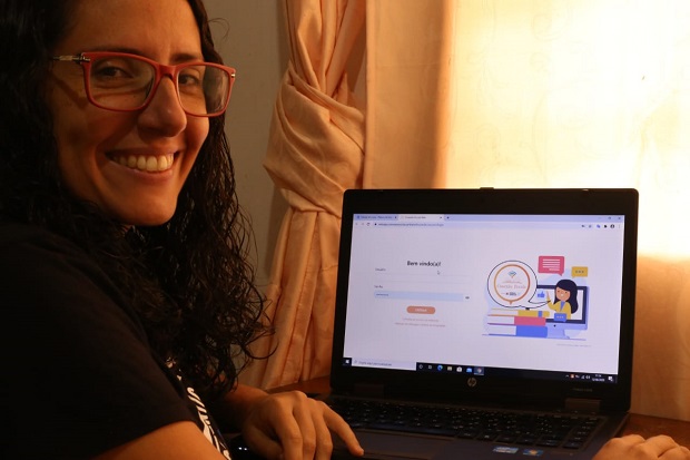 A professora de Arte, Pedrita, utiliza o aplicativo no celular e pelo computador. Foto: Arquivo Pessoal