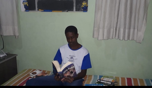A escola disponibiliza livros para Davi. Sua atividade preferida é a leitura. Foto: Arquivo Pessoal