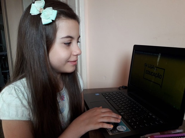 Giovana aprendeu a gostar de matemática assistindo às aulas do programa Se Liga na Educação, que é transmitido pela Rede Minas e pela TV Assembleia. Foto: Arquivo Pessoal