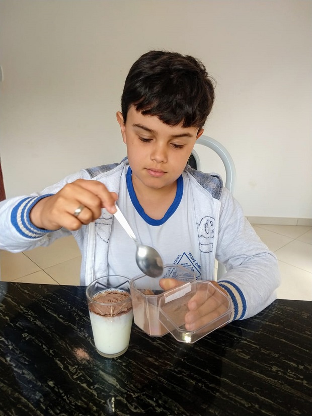 Em uma das atividades da gincana, estudantes fizeram  misturas e encaminharam fotos para os professores. Foto: Arquivo da Escola