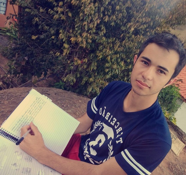 Rian escreve cartas para os professores agradecendo pelo trabalho desenvolvido durante o ensino remoto. Foto: Arquivo Pessoal