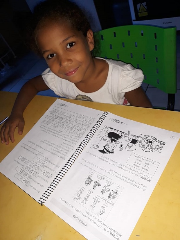 Danielly já está aprendendo a ler. Foto: Arquivo Pessoal