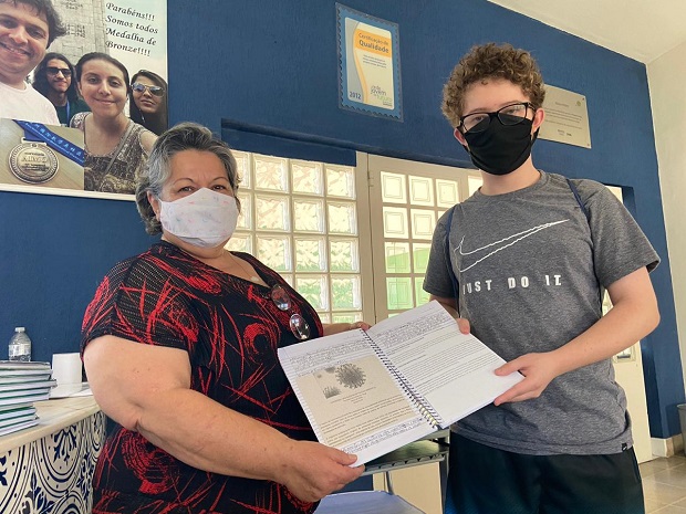 Kaique Almeida, da Escola Estadual Maurício Murgel, conta que recorre aos professores quando tem dúvidas. Foto: SEE/MG