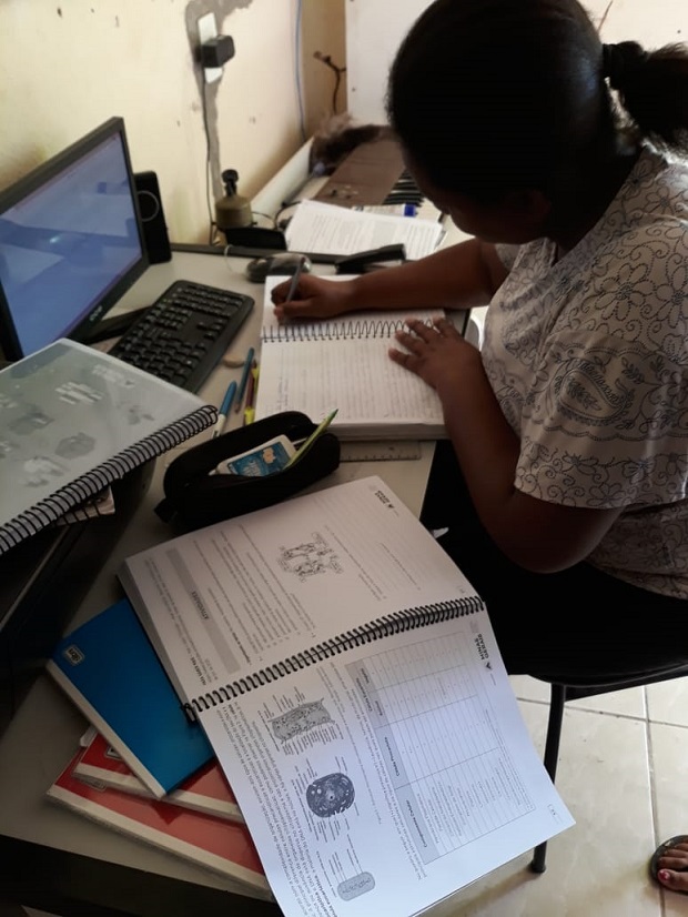 Denise retomou os estudos na EJA e conta com o apoio da escola e dos colegas. Foto: Arquivo Pessoal