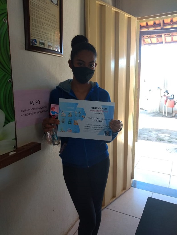 Na gincana, estudantes ganham certificados de participação. Foto: Arquivo da Escola 