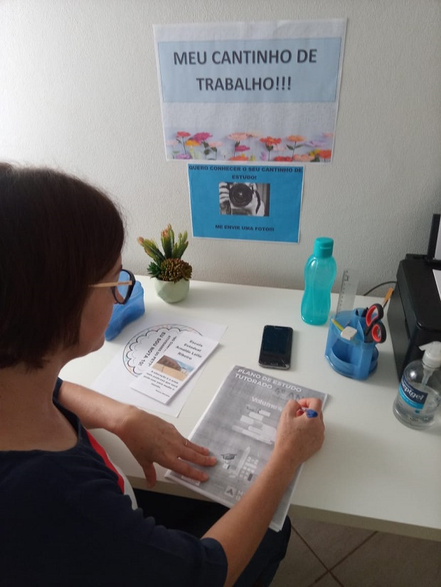 Professores da Escola Estadual Arnaldo Leite Ribeiro  mostram para os alunos seus cantinhos de trabalho. Foto: Arquivo da Escola
