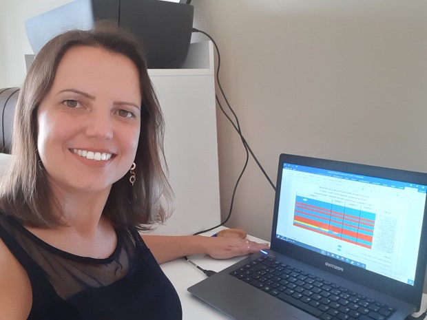 A diretora Regiane e os professores da escola contam com uma planilha de acompanhamento da entrega das atividades. Foto: Arquivo Pessoal 