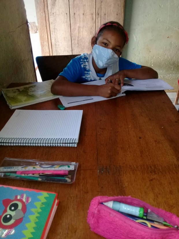 Aluna Lorena resolvendo questões do Plano de Estudo Tutorado. Foto: Arquivo da Escola