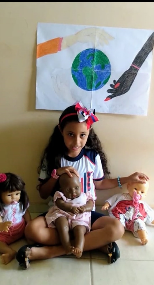 Na Escola Estadual Henrique Sapori, os alunos chegam a vestir o uniforme para participar do Recital de Poemas. Foto: Arquivo da Escola