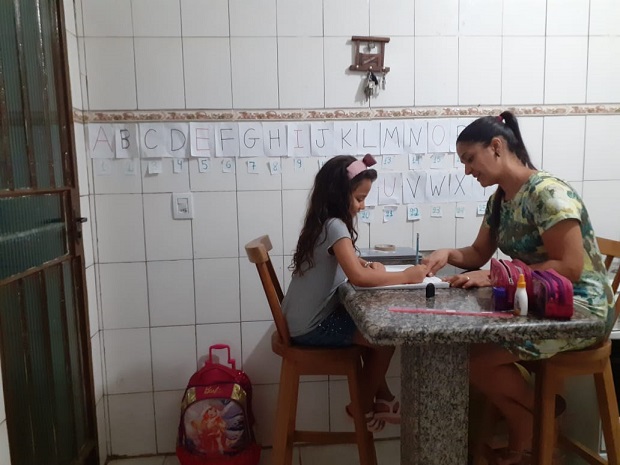 Na Escola Estadual José Teotônio de Castro pais e responsáveis auxiliam os estudantes na realização das atividades. Foto: Arquivo da Escola 