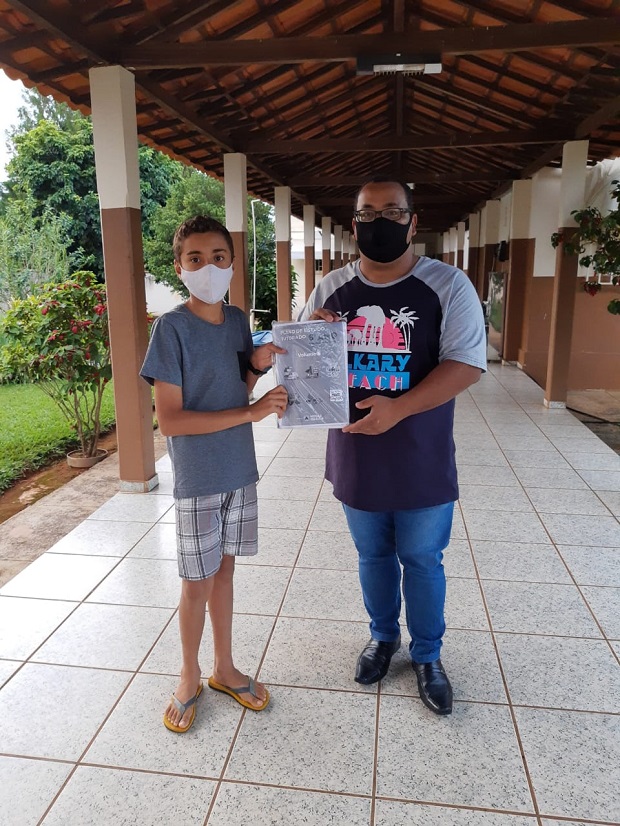 Paulo Afonso Rocha Parmas fazendo a entrega do PET para o diretor da escola, Márcio César de Oliveira. Foto: Arquivo da Escola