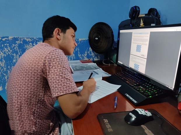 Victor faz a entrega das atividades pontualmente por meio de um aplicativo. Foto: Arquivo Pessoal