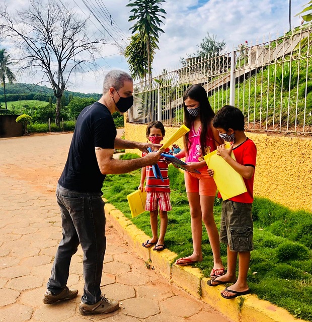 Diretor Manoel Lucas Junior fazendo a entrega do PET e recebendo o volume anterior. Foto: Arquivo da Escola
