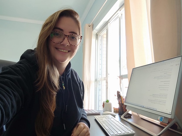 A professora de português Francyane Canesh, da Escola Estadual Monsenhor Rodolfo, de Ervália, acompanha on-line as atividades. Foto: Arquivo pessoal